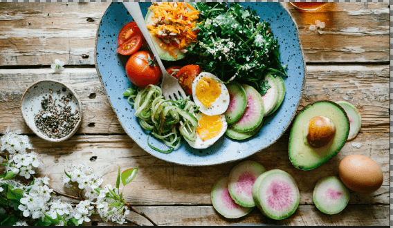 Balanced meal plan with vegetables, eggs, and avocado